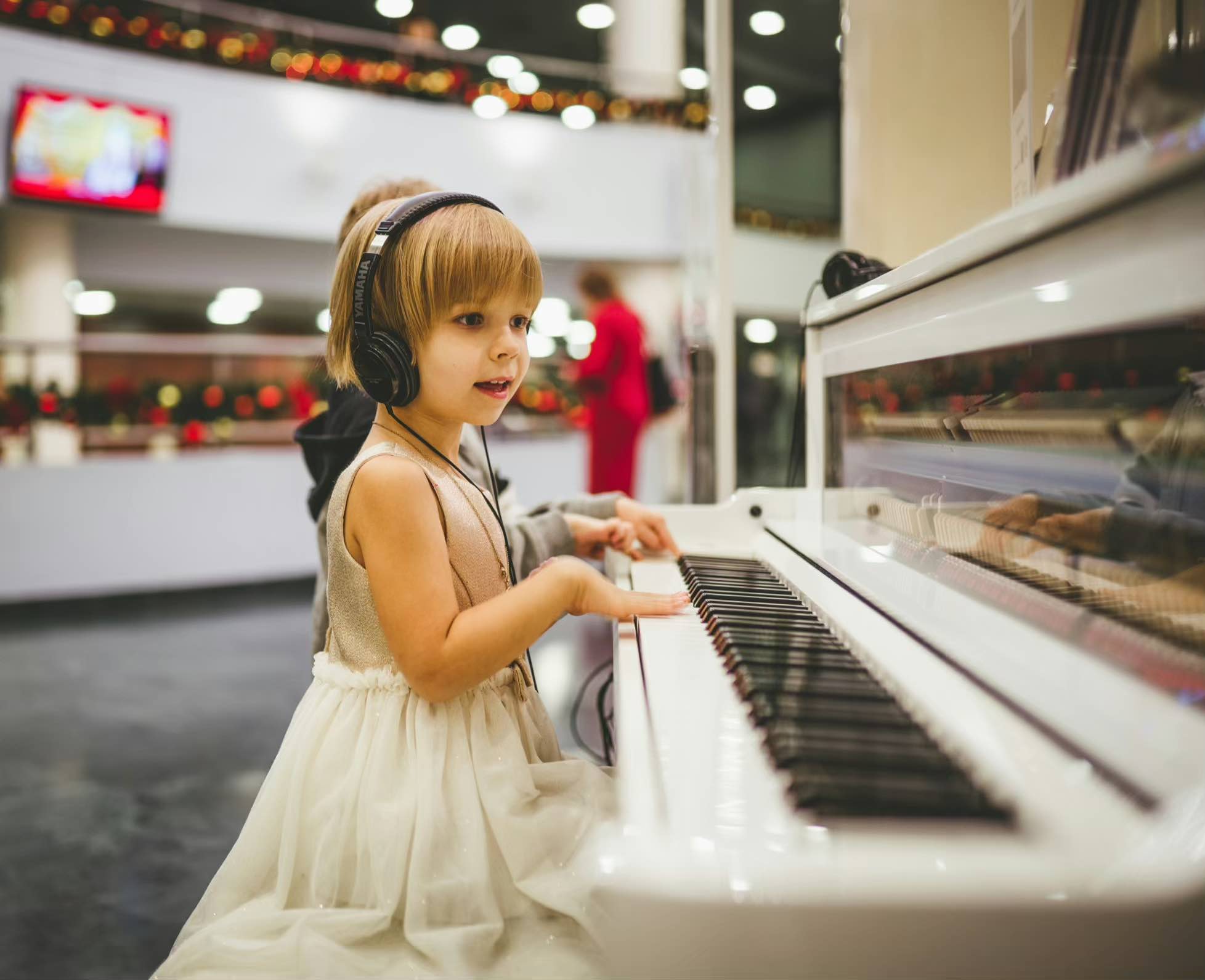 Musicista suona il pianoforte durante un matrimonio