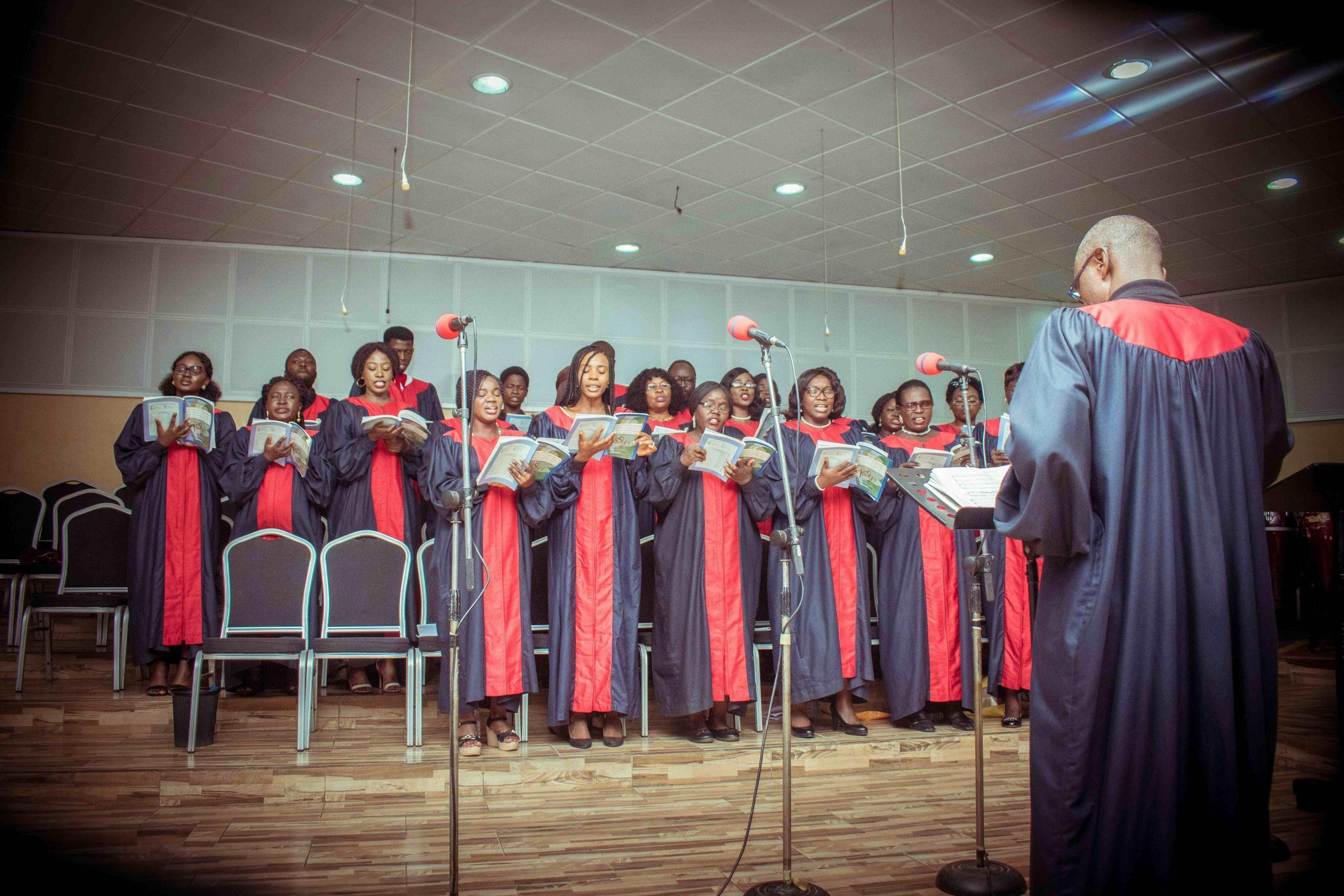 Coro che canta in chiesa durante il rito religioso