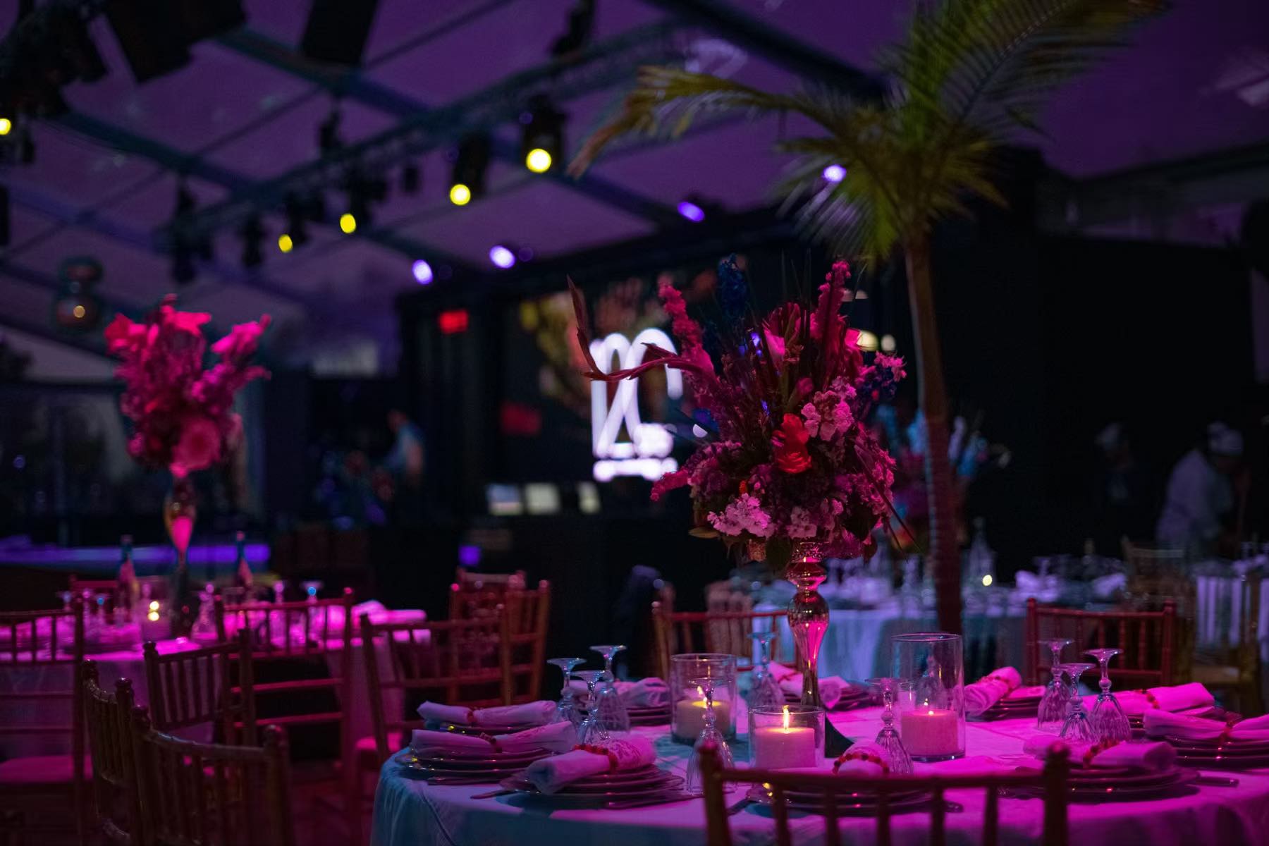 Tavolo allestito con eleganza per un gala aziendale