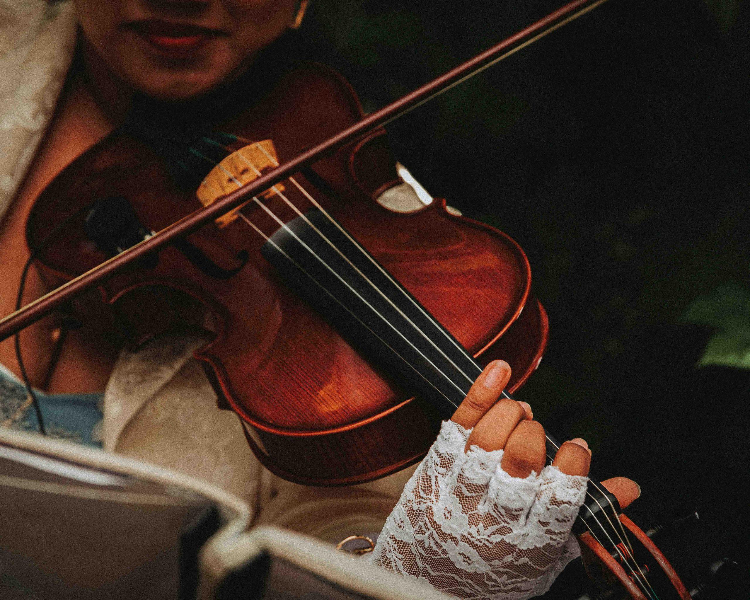 Donna con violino durante una cerimonia di matrimonio in chiesa