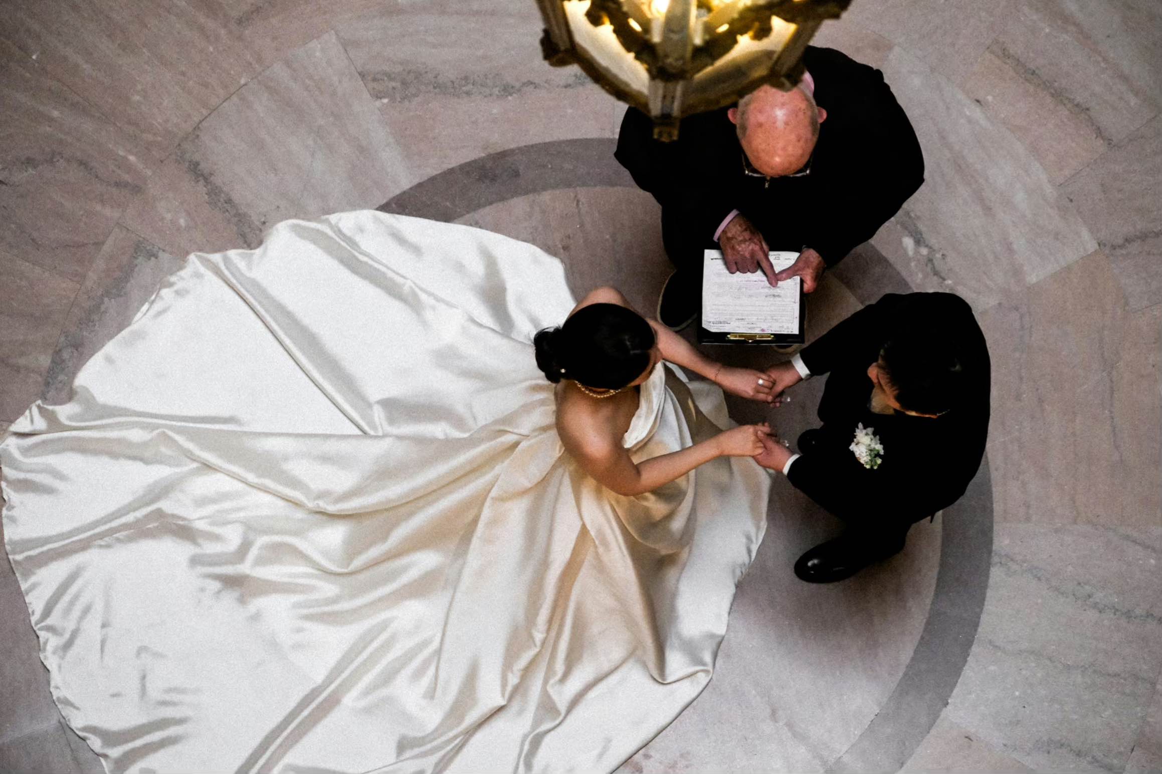 Sposi durante lo scambio delle promesse al matrimonio civile